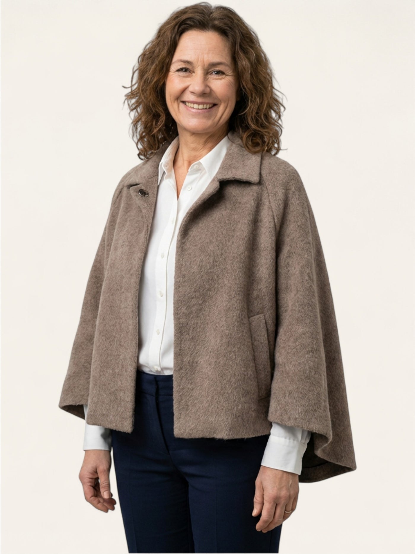 Laila™ | Kort jakke med elegant utslåtte ermer