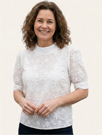Nanna | Broderet Bluse med Ståkrave