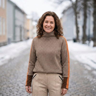 Mala | Genser med høy krage og markante kontraststriper